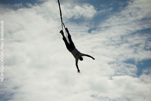 Прыгнуть с моста на резинке или Rope-jumping