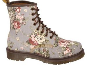 цветастые тапки от Dr. Martens