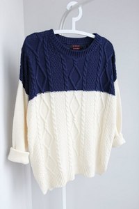 свитер или какую-нибудь кофтюню