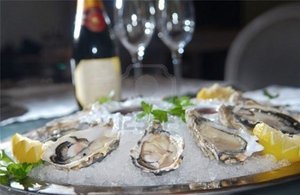 попробовать устрицы и шампанское