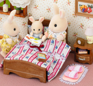 Sylvanian Families "Большая кровать и тумбочка"