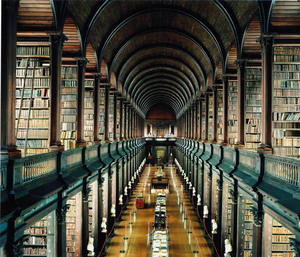 побывать в Trinity College Library – University of Dublin