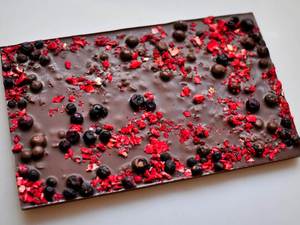 Шоколад молочный с ягодами