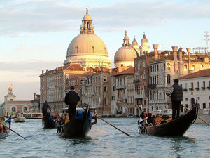 куда-нибудь съездить.... в Венецию, например...