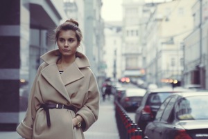 Классическое пальто кремового цвета