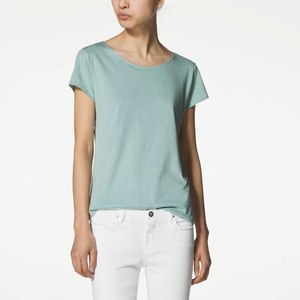 BASIC T-SHIRT WITH V-NECK AT THE BACK