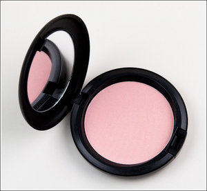 MAC Beauty Powder в оттенке PLAY IT PROPER