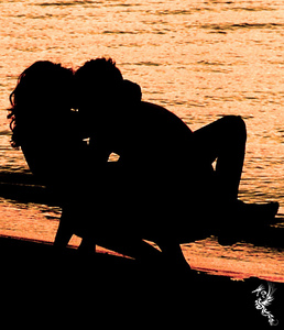 Искупаться в одежде и ночью голышом