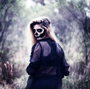 поработать над  своей мимикой