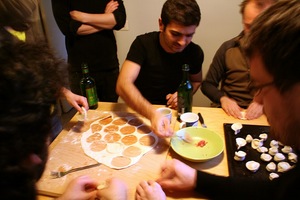 лепить пельмешки большой компанией и веселится