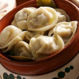 Научится делать вареники и пельмени