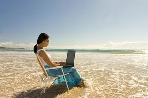 Работать на берегу моря