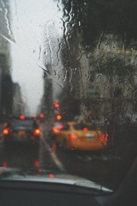 На машине в дождь