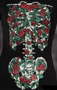 Футболка с скелетом и розами