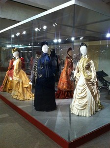 Сходить на выставку "Мода в зеркале истории: 200 лет моды"