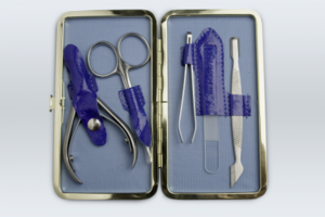 Хороший небольшой маникюрный набор (со стелклянной пилочкой)