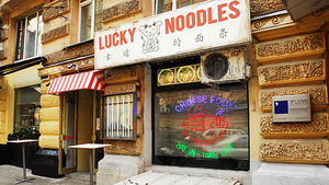 Посетить кафе "Lucky Noodles"