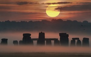 to visit Stonehenge