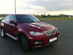 BMW X6 цвета темной черешни