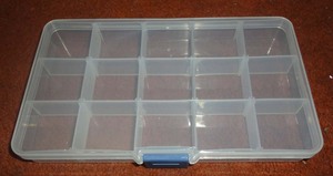 Органайзеры пластиковые с крупными отделениями (каждое измерение не менее 4 см), кубических форм.