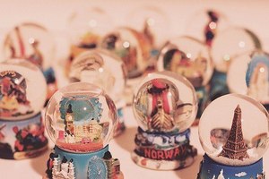 Большую коллекцию снежных шаров с достопримечательностями мира