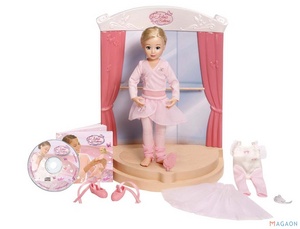 Кукла-балерина на сцене