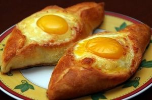 Хачапури по-аджарски в грузинском ресторане