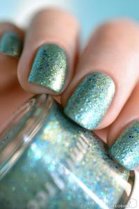 Innisfree Eco Nail Polish #101 (голубой) и  #102 (розовый).