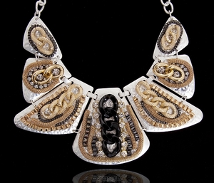 OZON.ru - Подарки | Ожерелье "Нейла". Прозрачные кристаллы, цветные эмали, бижутерный сплав серебряного и золотого тона. Гонконг