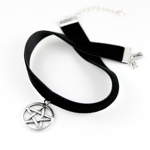 ENDORA. LARGE PENTAGRAM VELVET CHOKER