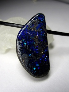 Кулон с синим болдер опалом на каучуке