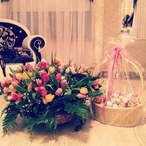 Цветы и конфеты;)