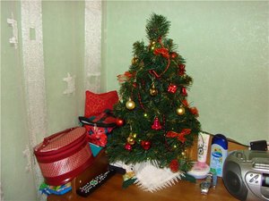 маленькую елочку с маленькими игрушками