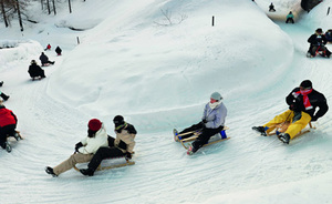 Кататься на санках с горки