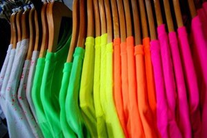 яркие вещи в гардеробе