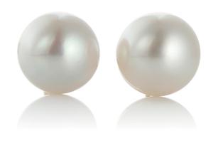 Серьги крупные жемчужины (или под жемчуг), диаметром не меньше 1,5 см, гвоздики