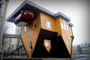 посетить перевернутый дом