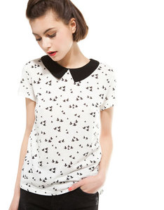 Футболка Bershka с отложным воротником с принтом