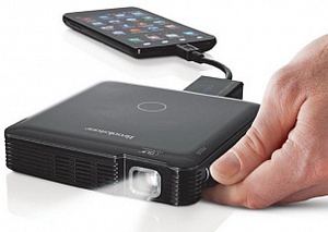 Brookstone HDMI Pocket Projector - портативный проектор для Apple