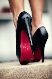 Черные туфли с красной подошвой