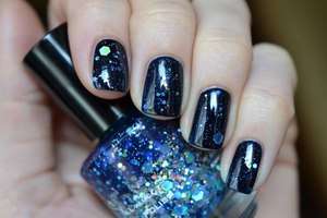 KBShimmer I Got A Crush On Blue на подложку темно-синего