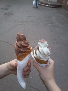 Съесть мороженое на прогулке с Эни
