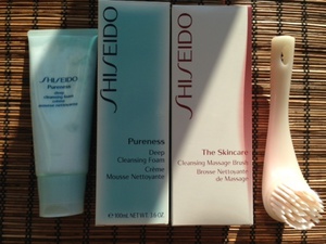 Shiseido The Skincare Cleansing Massage Brush и Shiseido Pureness Deep Cleansing Foam