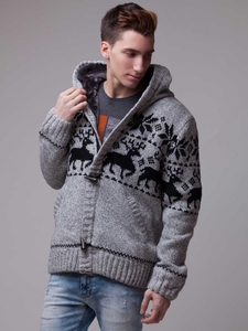 Вязаная куртка с оленями