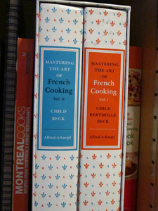 Книга Julia Child‎ "mastering the art of french cooking"