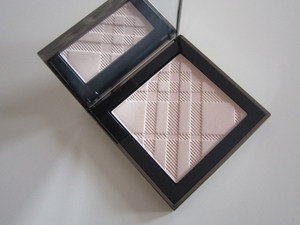 Burberry Fresh Glow Luminous Highlighting Powder in Nude Radiance (No. 1)