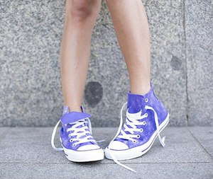 CONVERSE белые или серые, обязательно высокие