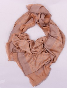 кремовый шарф