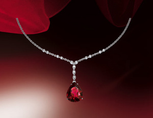колье с рубином