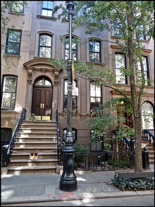 carrie bradshaw apartment